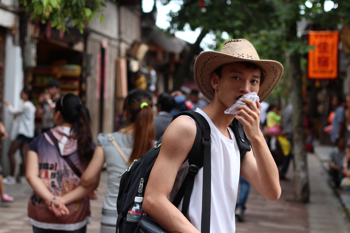 啃着馍馍木水喝 br /> 人家吃饱了喝足了开始逛大街了,我只能啃个馍馍