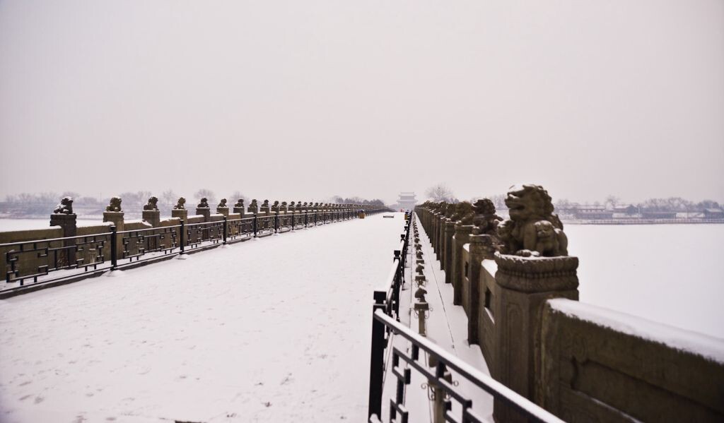 古桥雪景----护栏将我和古桥隔开，是否能将历史分割吗？