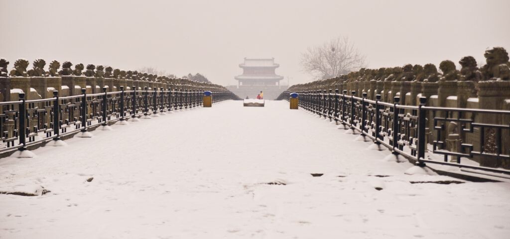 古桥雪景----雪还在下，没有光影，这感觉如同时间已凝固，素素的。远处的宛平城似乎更加朦胧。