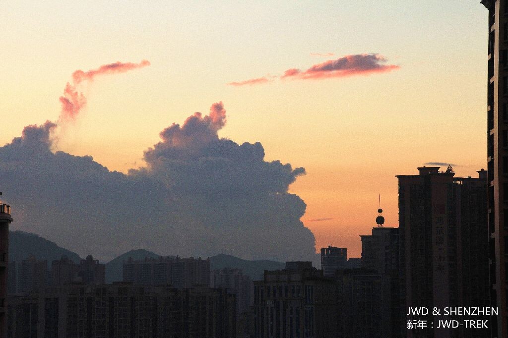 6点日出，城市苏醒的剪影
