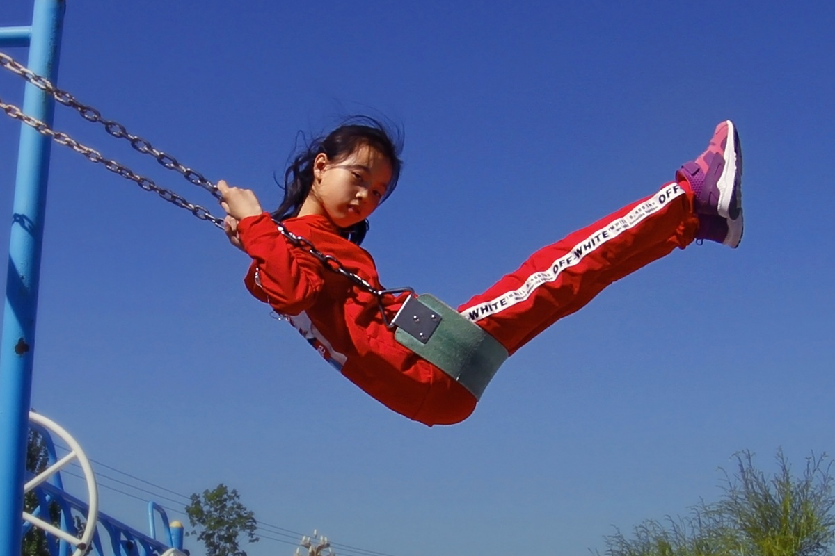 飞起来的小姑娘=抓拍