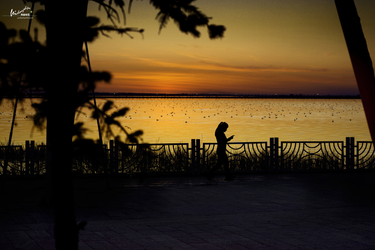 赞不完的夕阳游人晚归