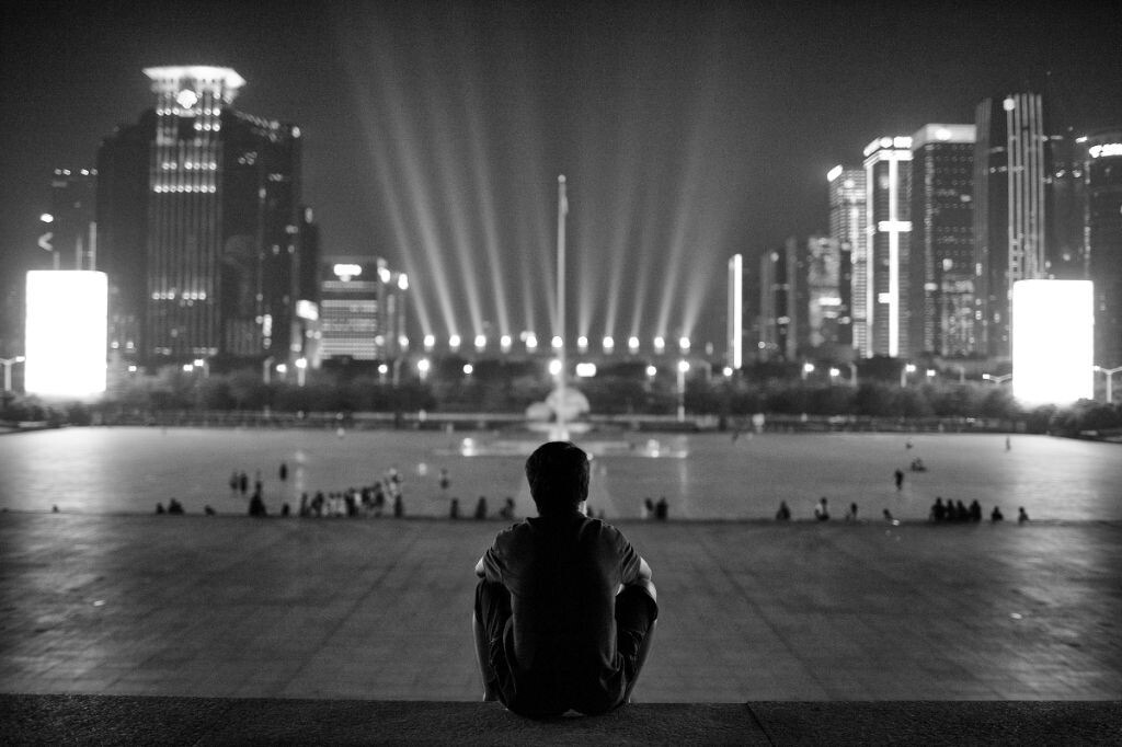 我感叹这城市发展的如此之快，面对如此绚烂的景色，无人分享，是我最大的悲伤！