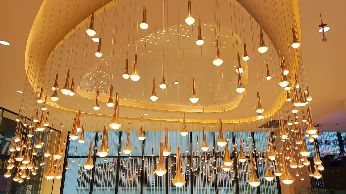 元旦假期的商场灯光一组拍摄设备国产vivo手机