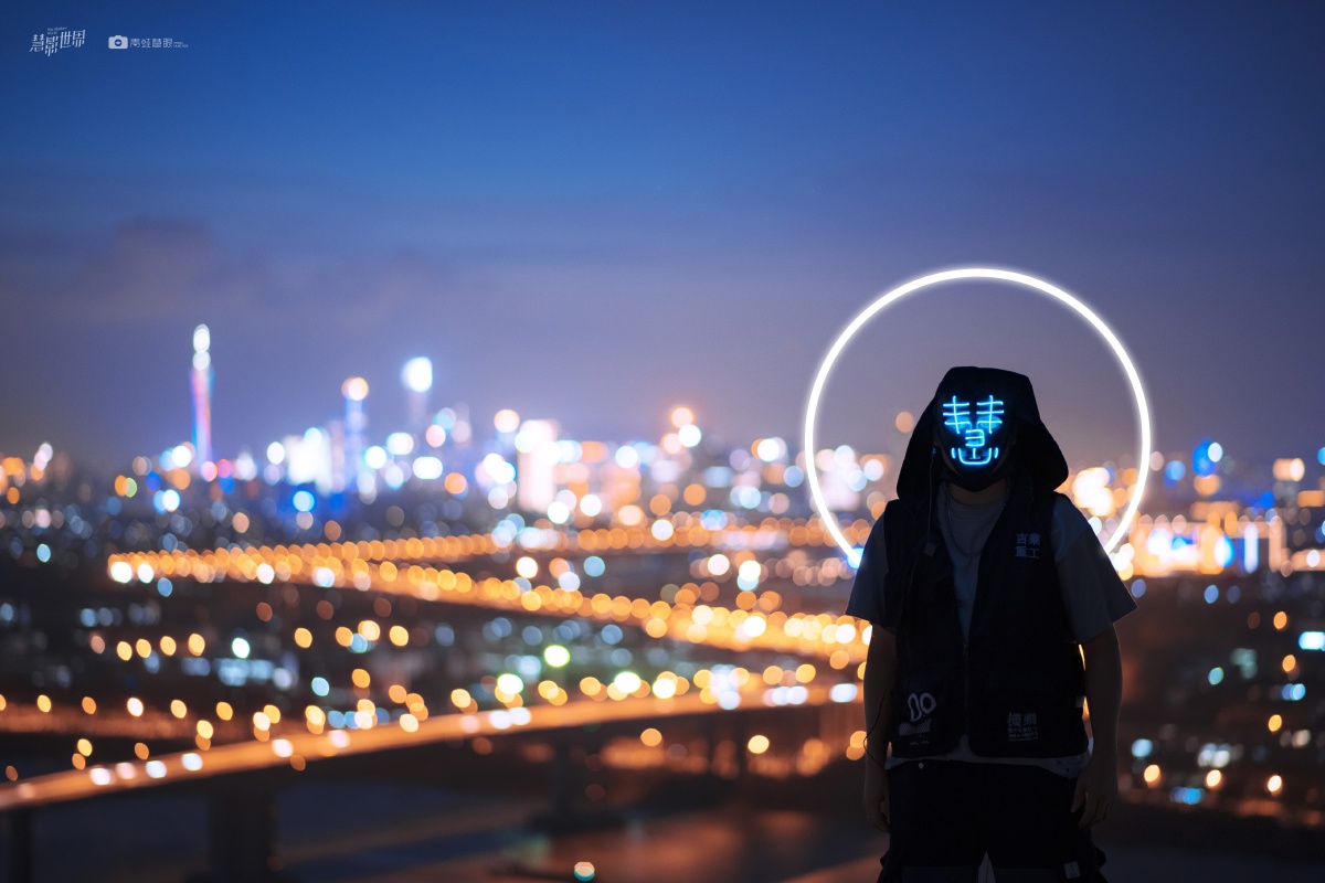 万盏灯火大放光明,一幢幢高楼大厦顿时披上了宝石镶嵌的衣衫,灯光一闪