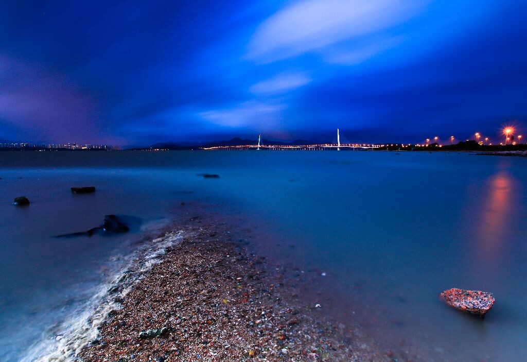 深圳湾大桥<br />
潮水涨得太快