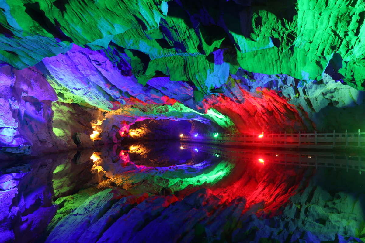 凤凰古城以北的奇梁洞