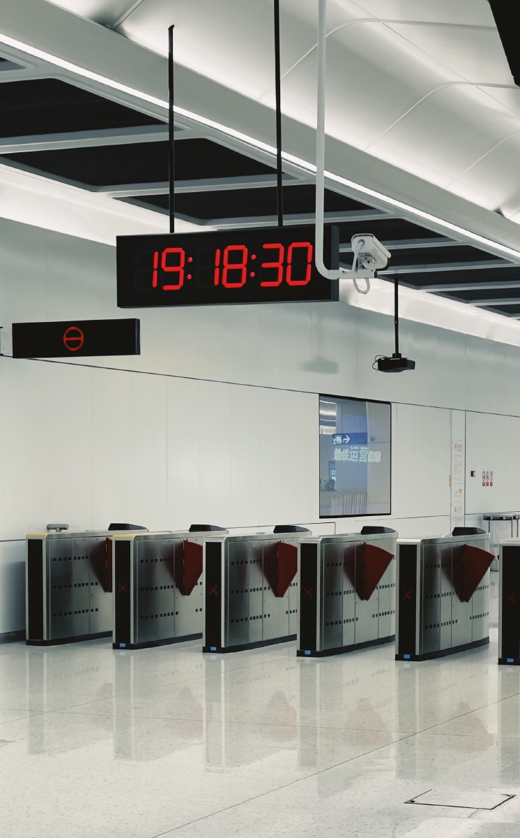 晚上7点18分地铁站内的闸口门可罗雀这正是下班的高峰时段昔日的人潮