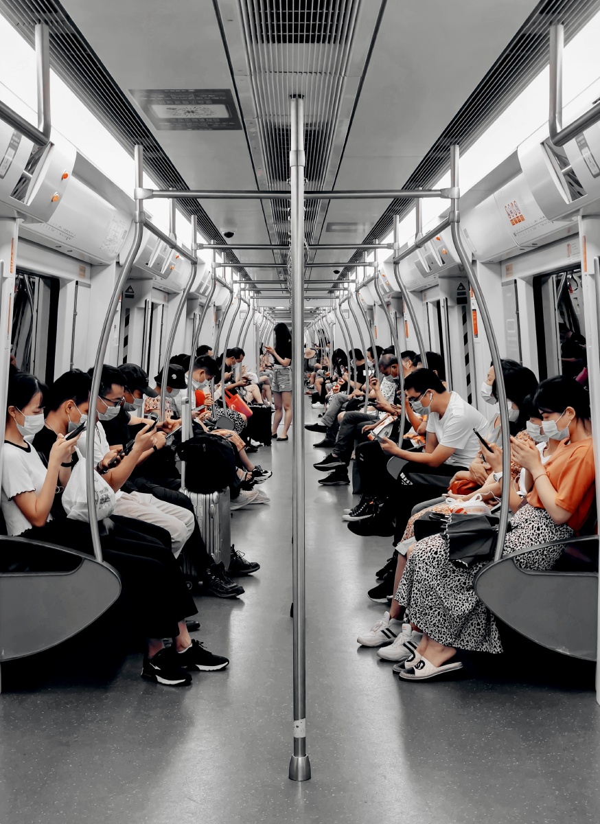 打工人通勤的日常深圳地铁百态