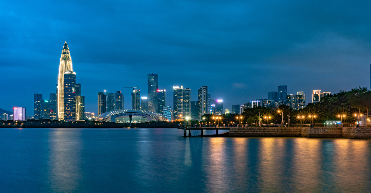 暴雨前乌云密布的深圳湾