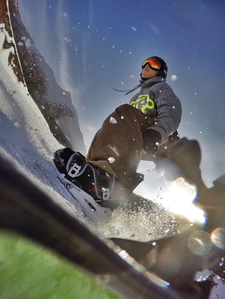 每年冬天都喜欢去滑雪,把gopro固定在单板上,enjoy自己的