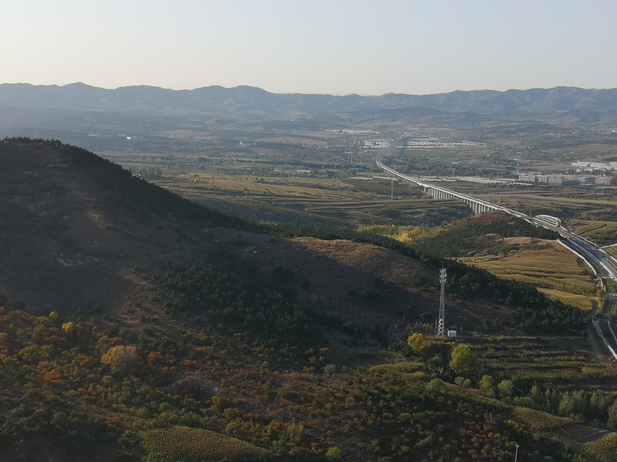 天秀山隧道外的建平高铁曲线与车站