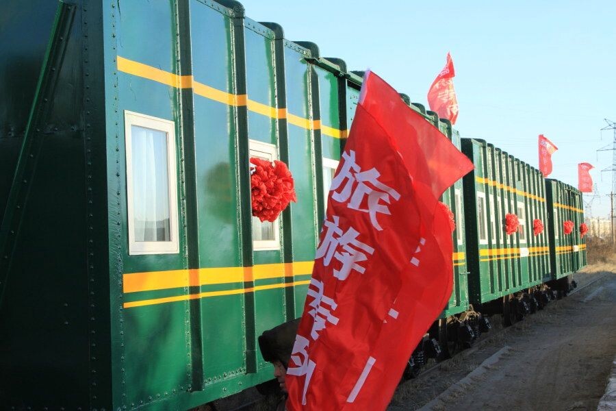 阜新朱德号蒸汽机车旅游专列00003<br />
新装饰的车厢