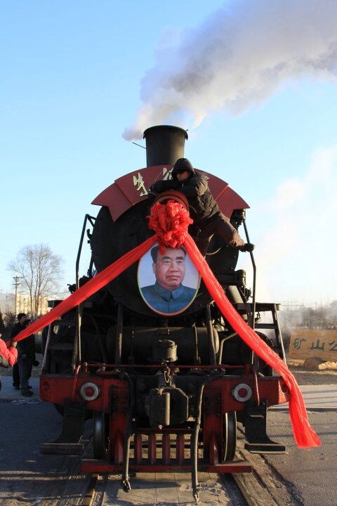 阜新朱德号蒸汽机车旅游专列000006<br />
为机车仪式披红