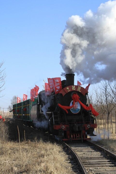 阜新朱德号蒸汽机车旅游专列000020<br />
披红后运行的机车
