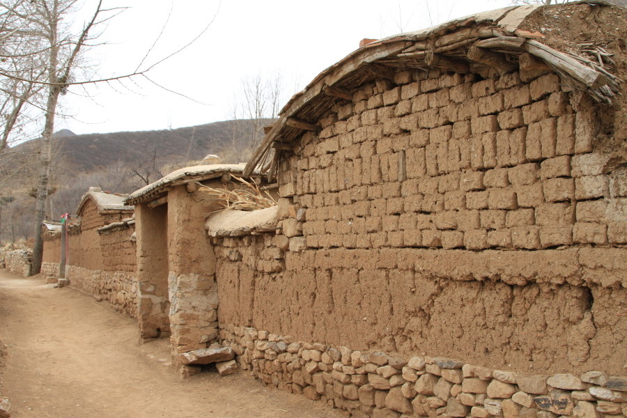 辽西年俗与驴08 br /> 地道的辽西土坯墙