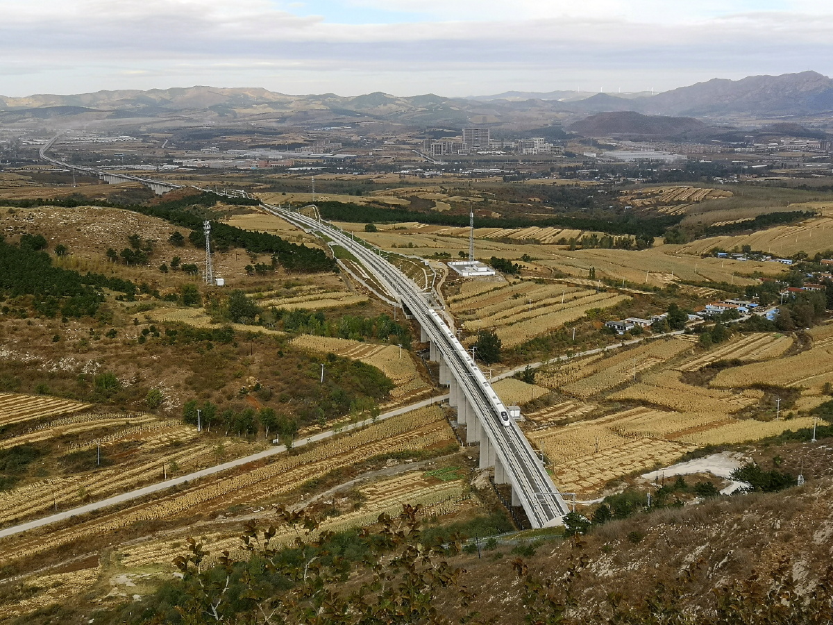 我镜头中的赤喀高铁天秀山隧道与建平县城