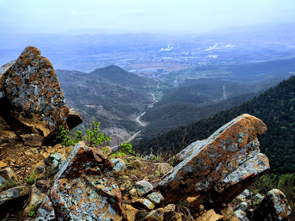 我镜头中春雨降温中的建平县黄花山