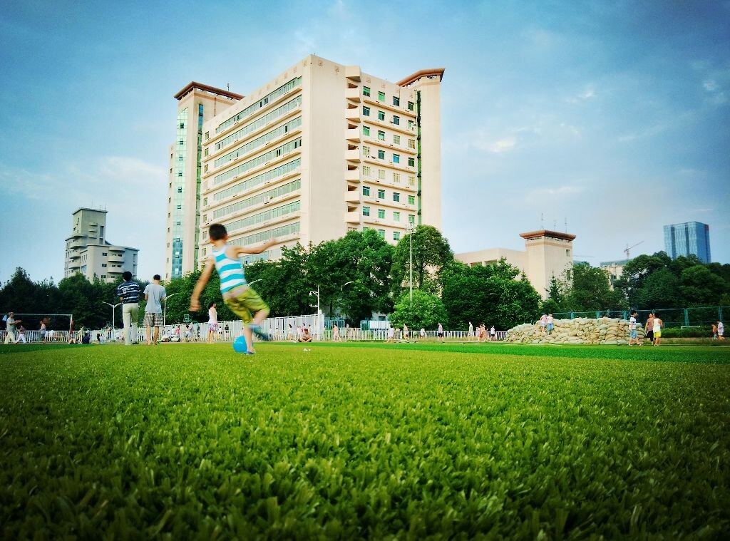 在四川电子科技大学的体育场内，一个小男孩猛然闯进了我的镜头，他给画面增添了动感、青春与活力……（PS修图）