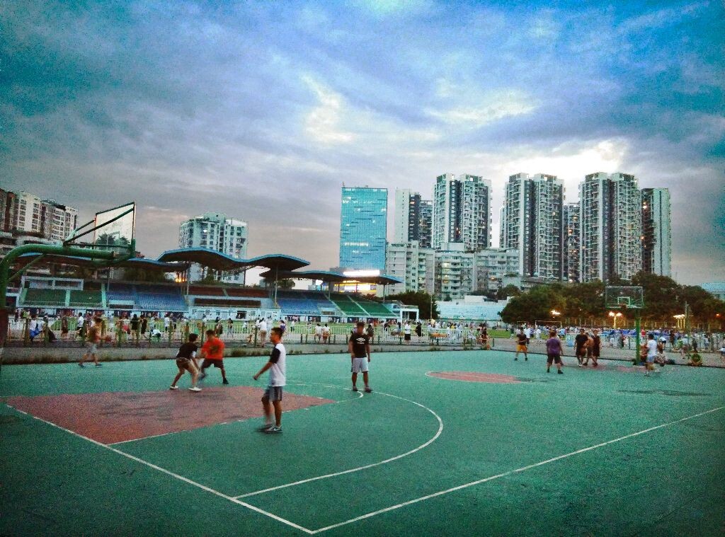 尽情地挥洒汗水，激情在体育场迸发…（PS修图）