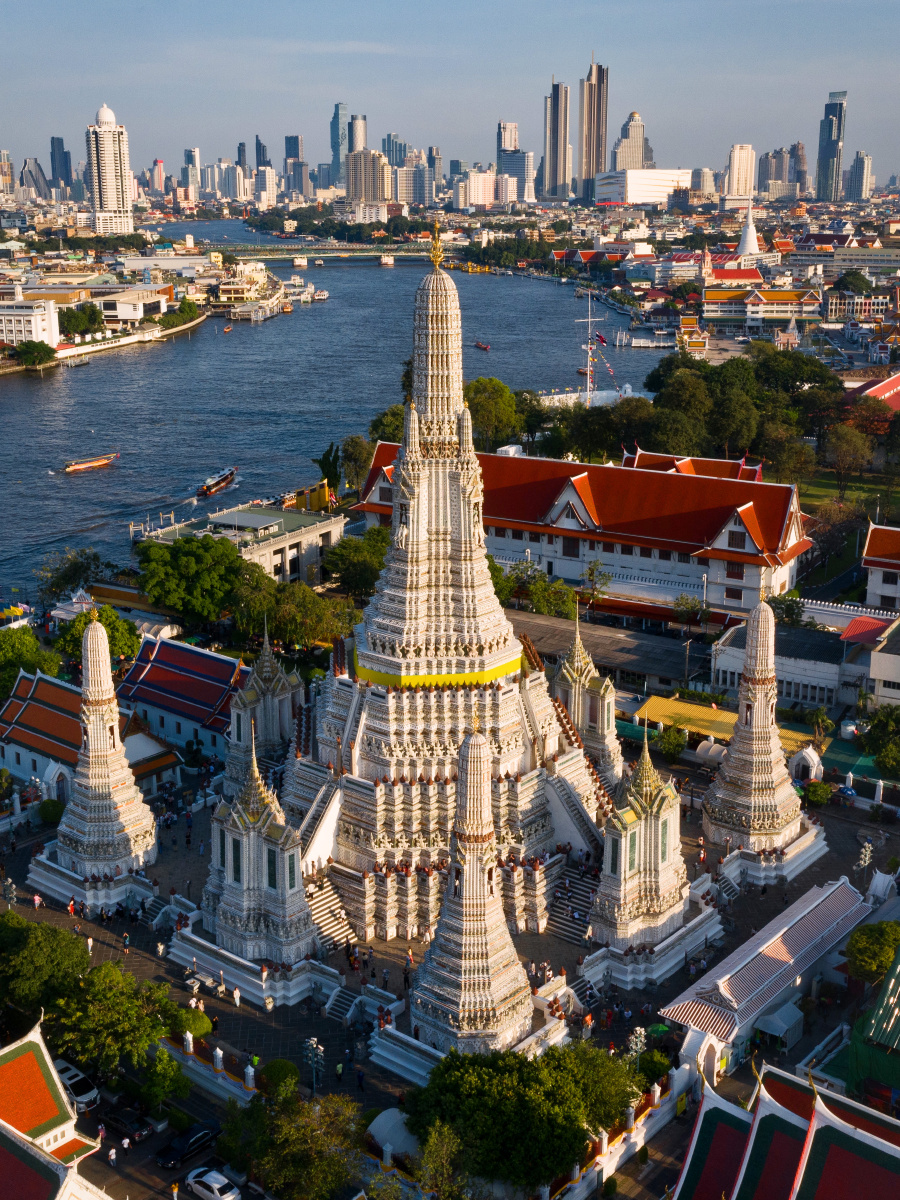 一张珍贵的泰国曼谷郑王庙的航拍照片黄金时间分外美丽