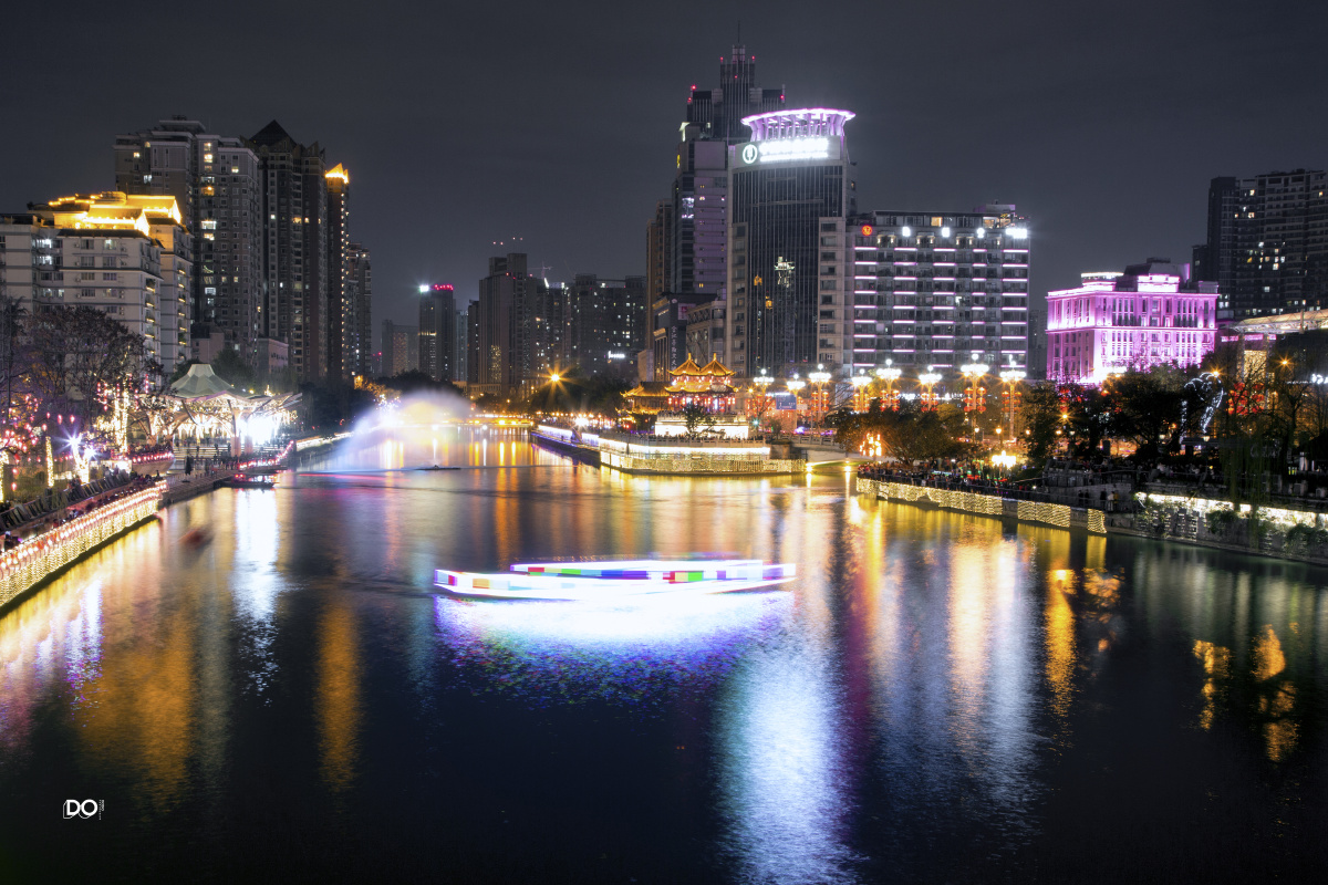 合江交汇,两亭相合;府南河畔,夜游锦江.