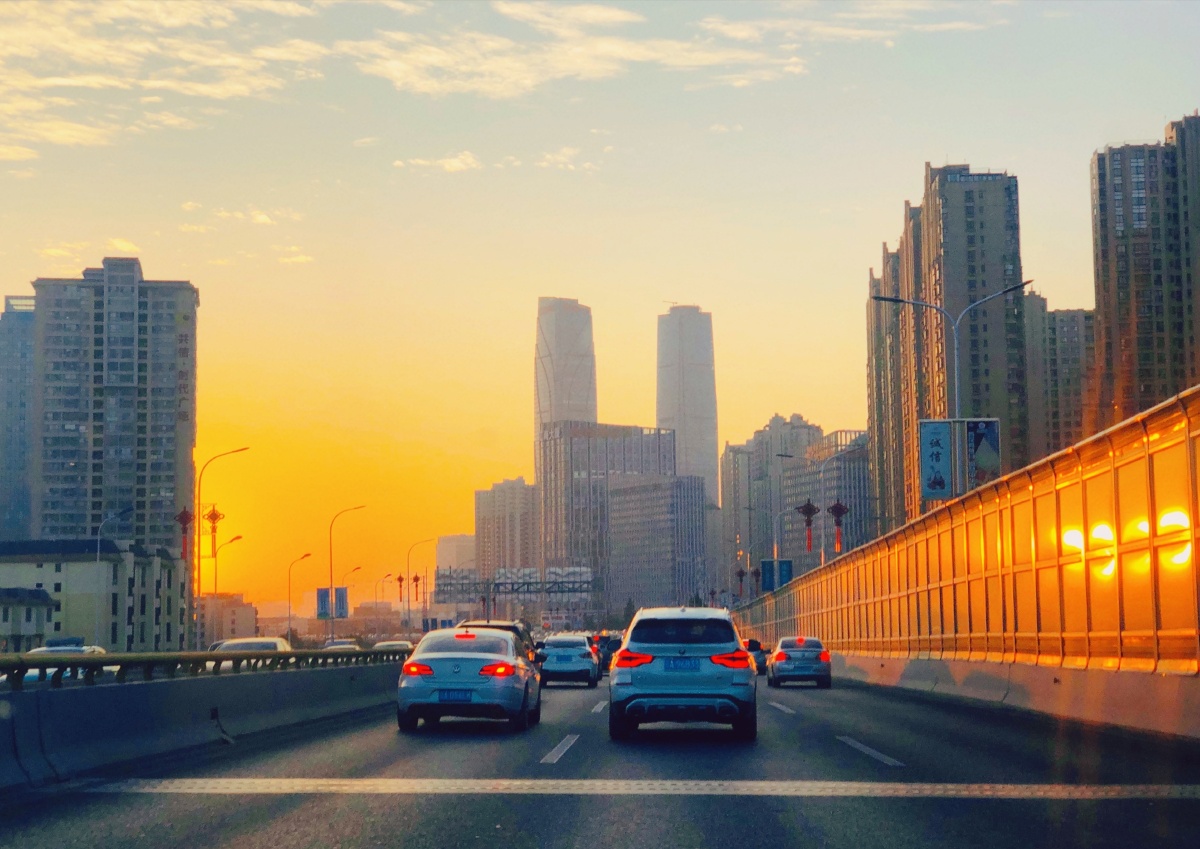 夕阳后的城市车水马龙