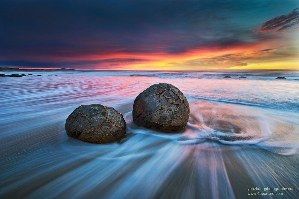 Moeraki Boulders 位于新西兰南岛Koekohe 海滩。其罕见的球形构造成为这里的一道独特风景。在我在此地的3天的耐心等待期间，这唯一的精彩日出是对我最大的回报。