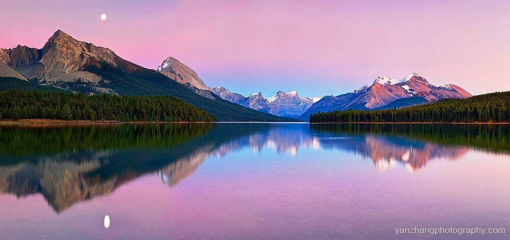 Maligne Lake的日落月升。