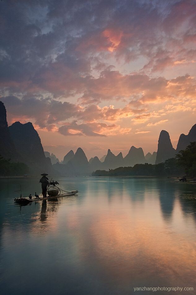 漓江是我永远不会枯竭的拍摄地。这张漓江日出是我这些年在漓江拍摄的自己最喜欢的一张。 片中出现的渔民纯属偶然，因为他是一位德国摄影师带来的，却无意中走进了我的镜头。。。