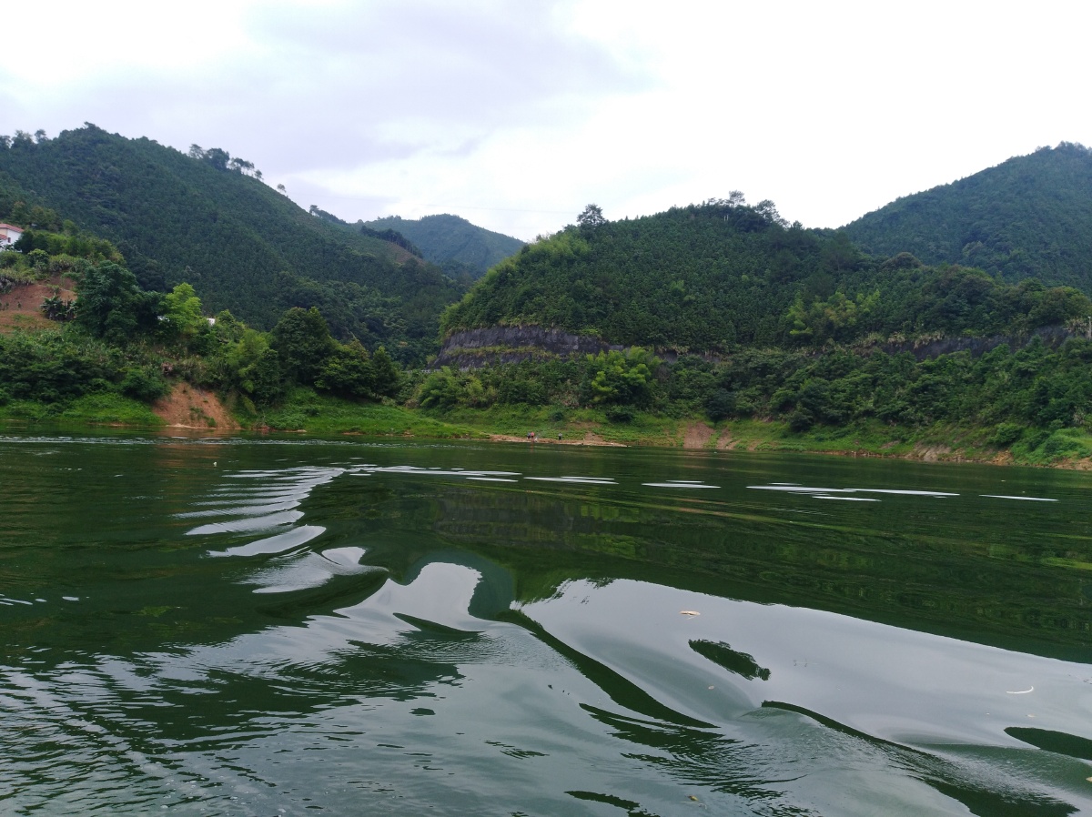 波光潋滟乐昌峡