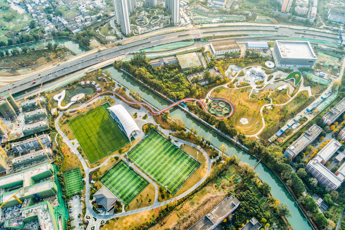 成都三环内最大的足球主题城东体育公园