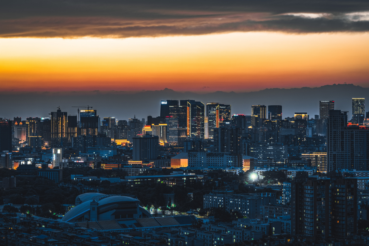 城市里有雪山有高楼有晚霞