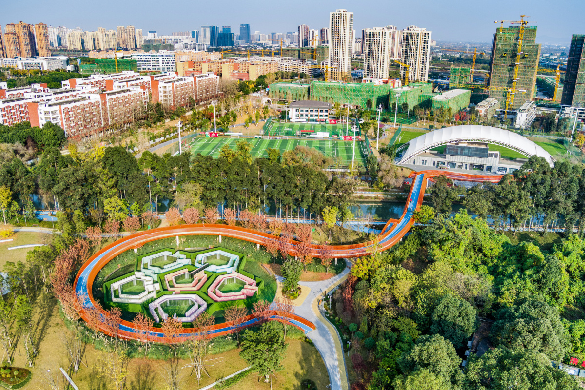 成都三环内最大的足球主题城东体育公园