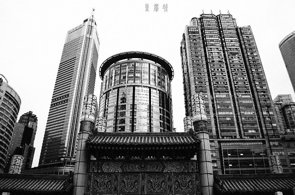 魁星楼的看出去的角度。。。<br />
以前的现代书城上面的广场已经荒废了,小时候经常去那边买教参之类的。