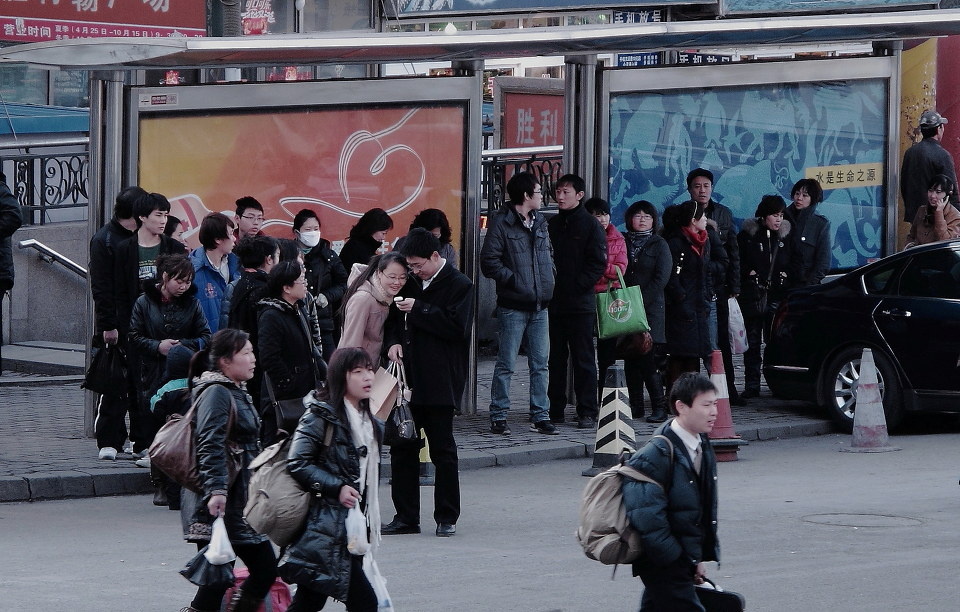 等待公交车的人们3 br /> 忙碌的人们.