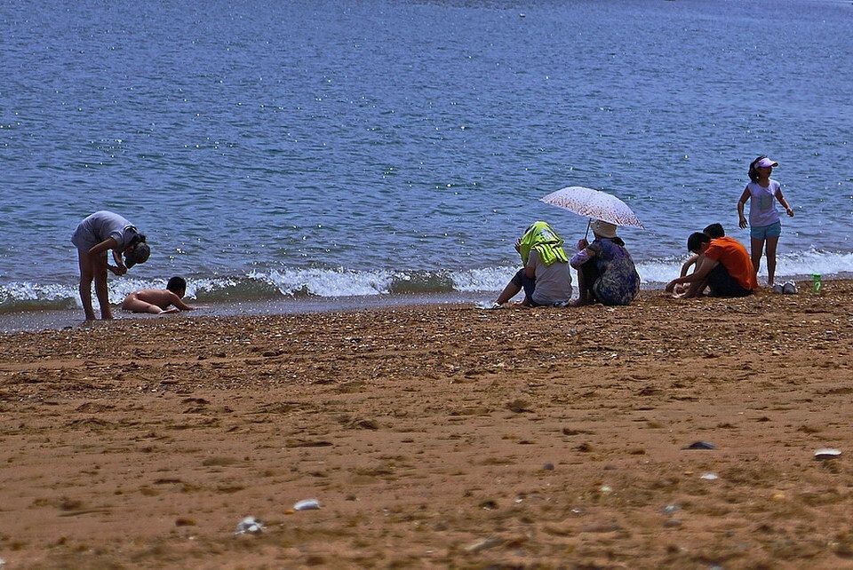 夏日海滩<br />
人们分享着夏日的海滩和阳光。