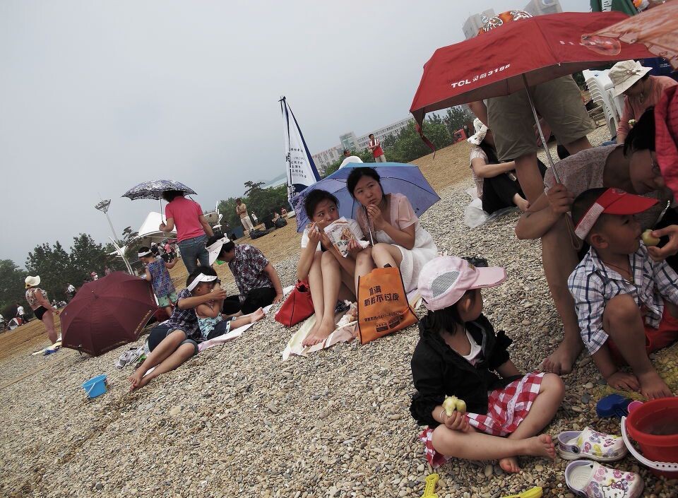 海滩记录<br />
夏天，人们聚集到海边。