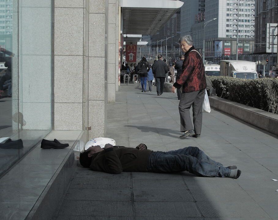 醉卧人生<br />
鞋少了一只