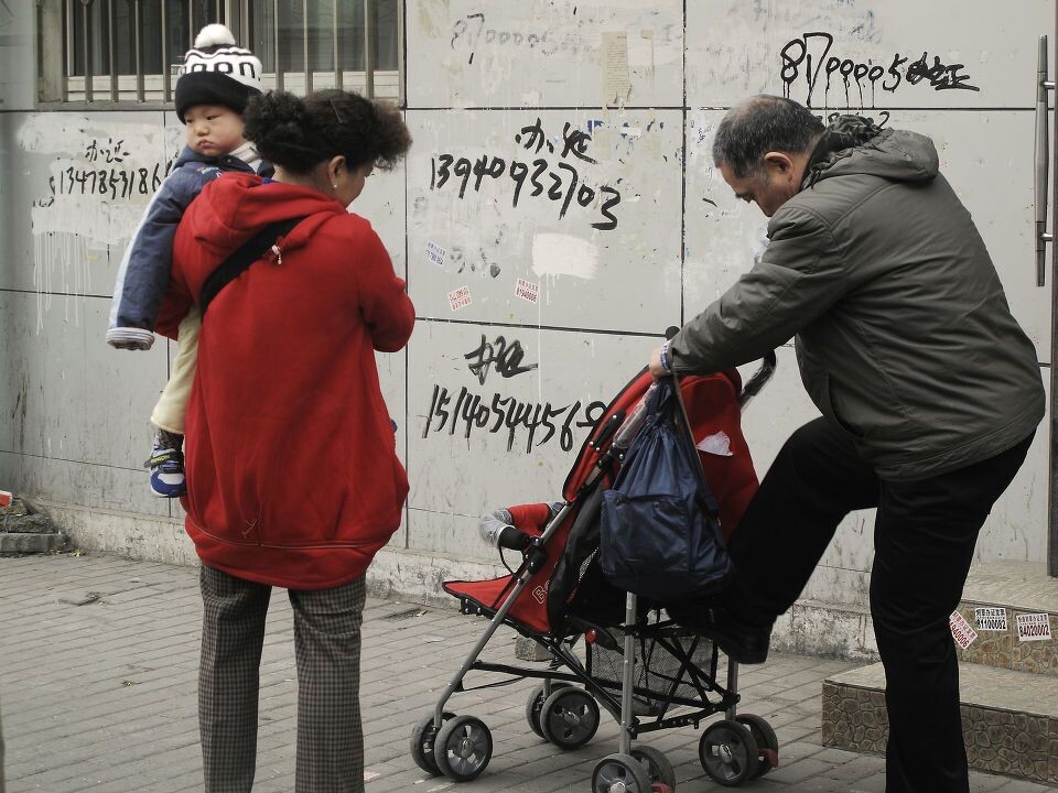 抱孙子上街<br />
