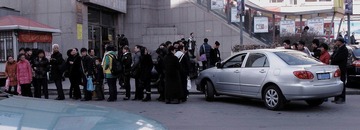 等待公交车的人们