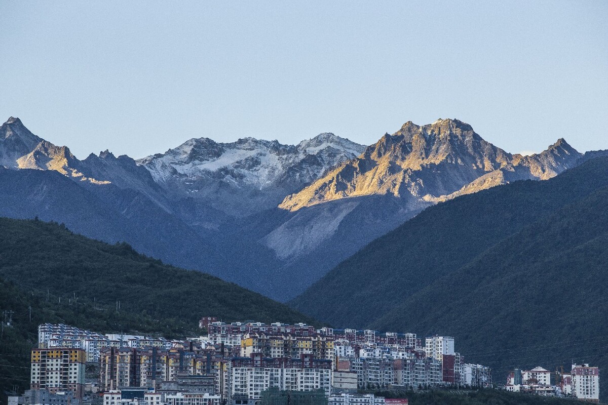 骑行318。从康定早上出发，刚刚开始爬山，日出的光就照在雪山上，二话不说，停车开驮包掏相机开拍。