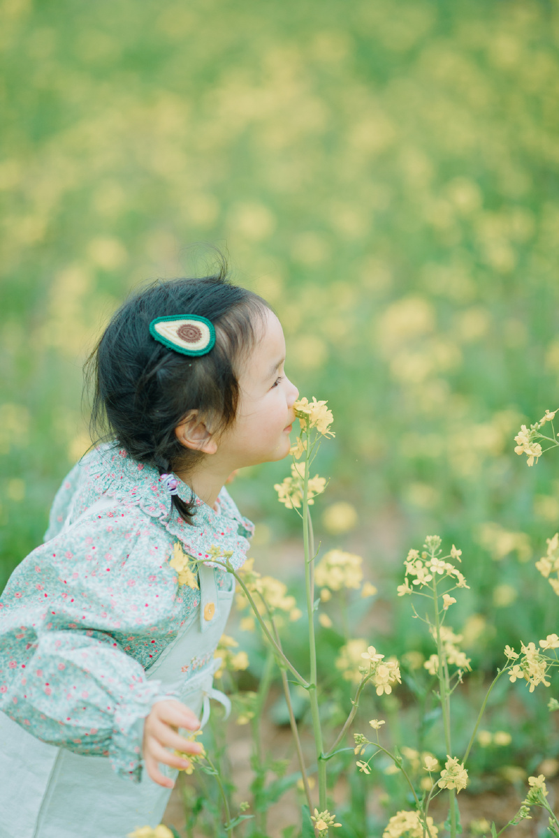 油菜花开跑向春天的小女孩
