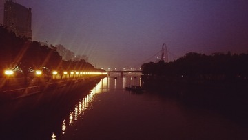 985577