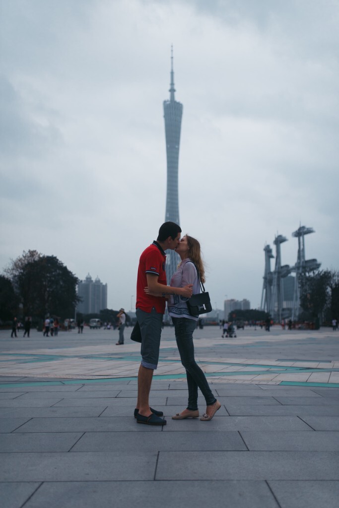 来自俄罗斯的情侣<br />
他们说下个月要结婚了<br />
按快门的时候<br />
有种莫名的感动<br />
祝你们幸福快乐<br />
<br />
其实我就是一个人拿着相机<br />
在广场无聊想找找外国人拍照<br />
好幸运能遇到他们<br />
<br />
—这又是一件很有趣的事情—