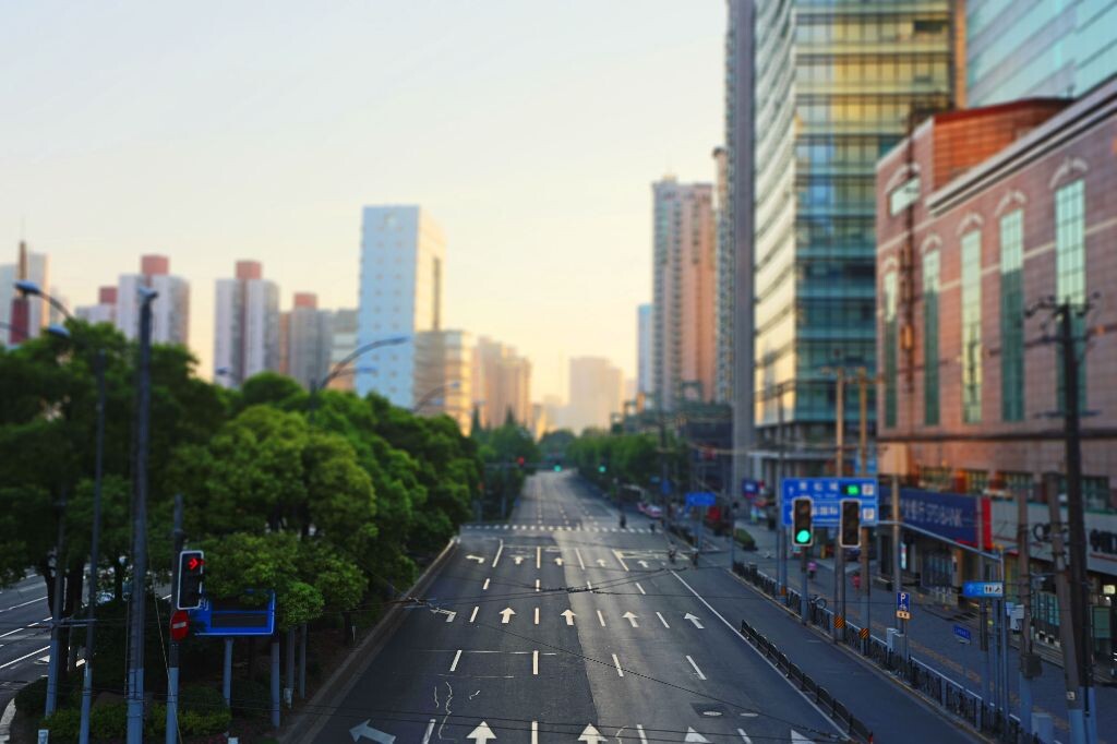 晨<br />
徐家汇 城市在晨光中苏醒，清净的车道，准备迎接又一天的喧嚣