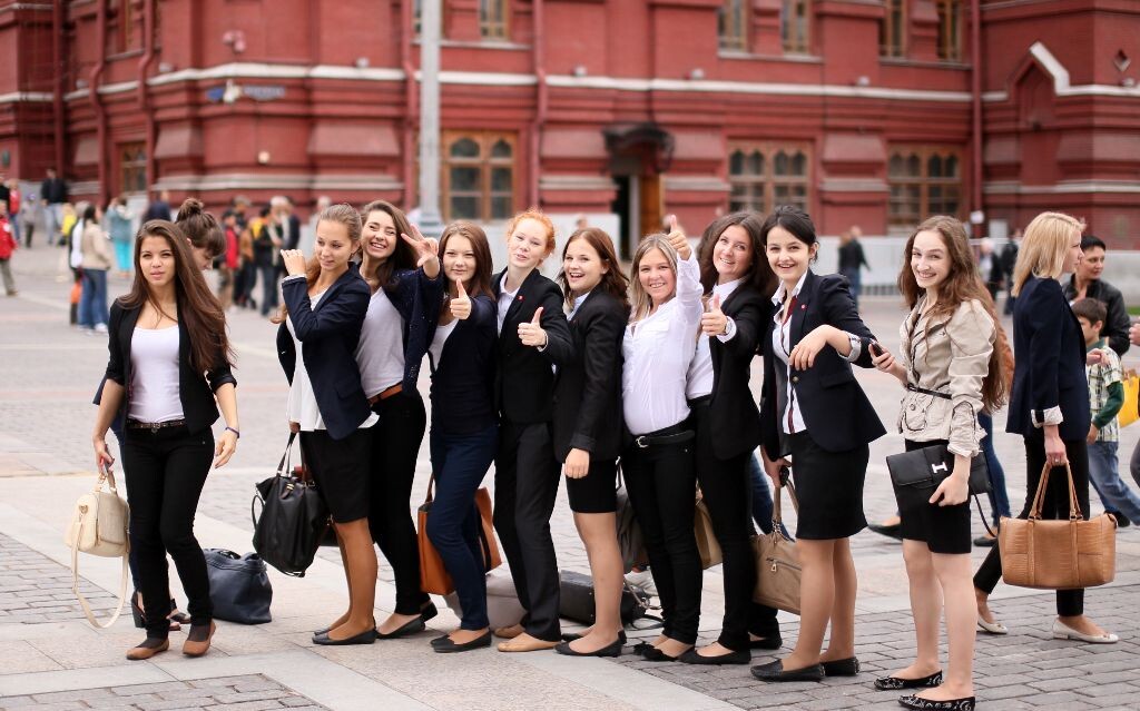街头一景<br />
莫斯科红场，国家历史博物馆前，俄国妹子们发现有人偷拍她们，于是做出了这样的手势