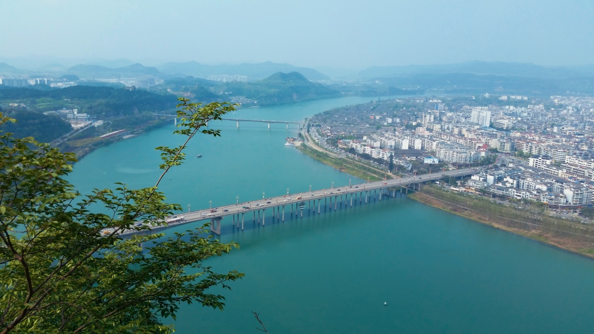 游阆中白塔山遥看嘉陵江一景