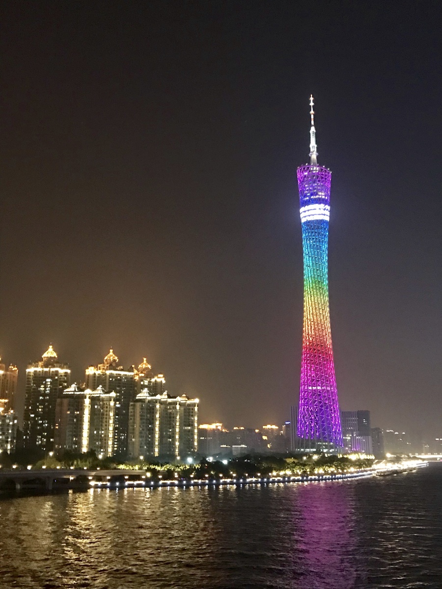 小蛮腰和明月图书馆,最喜欢的地方,知识的海洋广州东塔西塔下仰望远眺