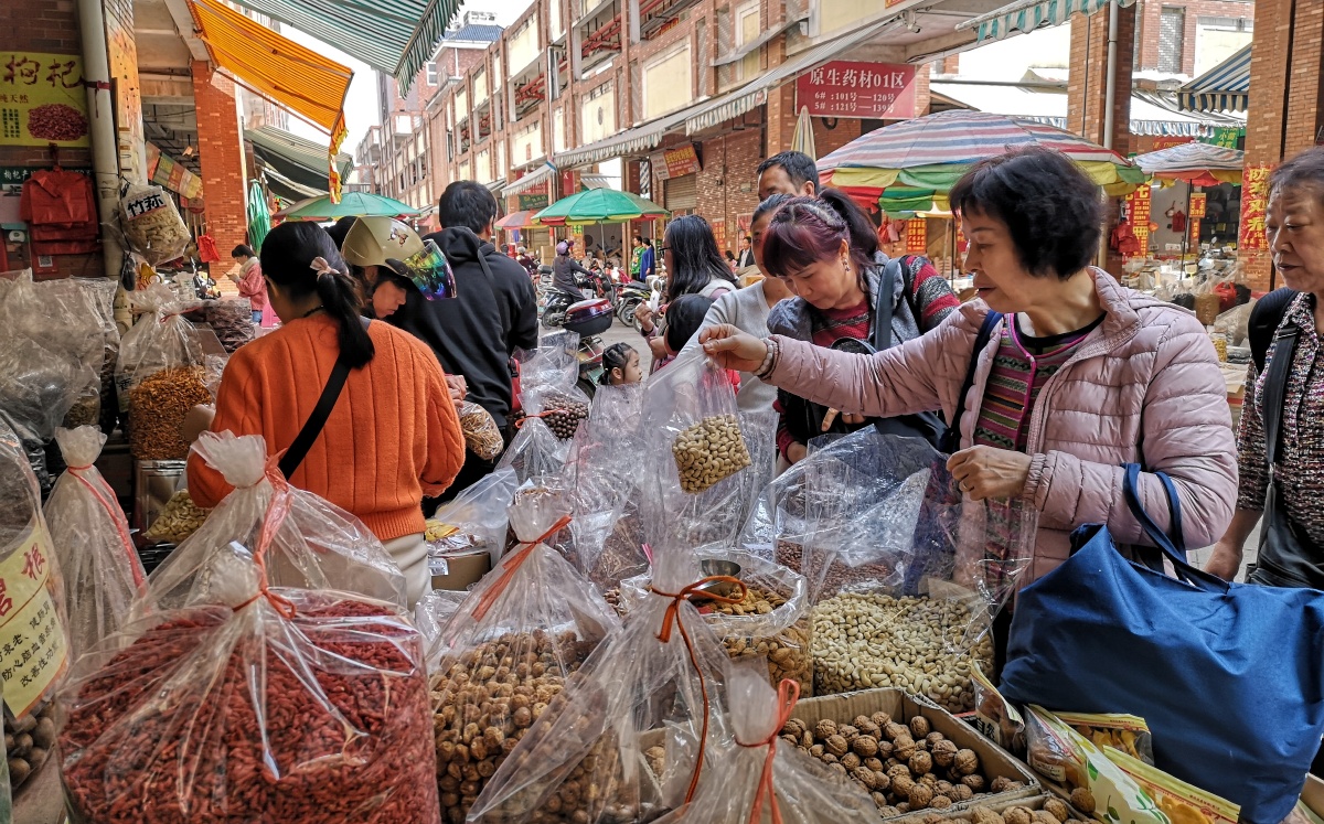 在玉林银丰国际中药港购买年货的市民.